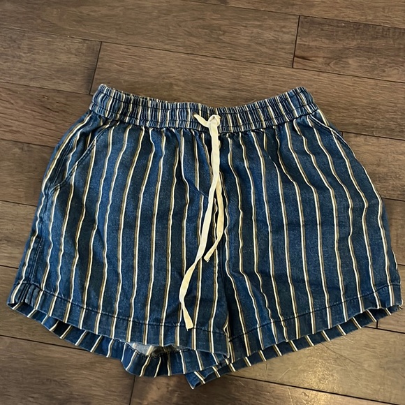 Aritzia Wilfred Shorts - Picture 2 of 5